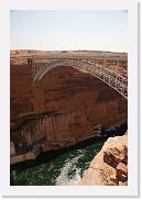1 Glen Canyon Dam (08) * Der öffentliche Verkehr kann den Colorado an dieser Stelle nur über die zweitgrößte Stahlbogen-Brücke der USA überqueren. Die Glen-Canyon-Brücke. * 2592 x 3872 * (2.95MB)
